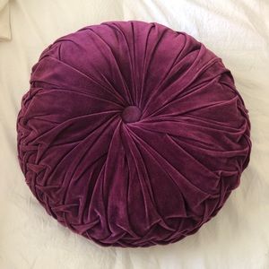 Round Pintuck Pillow